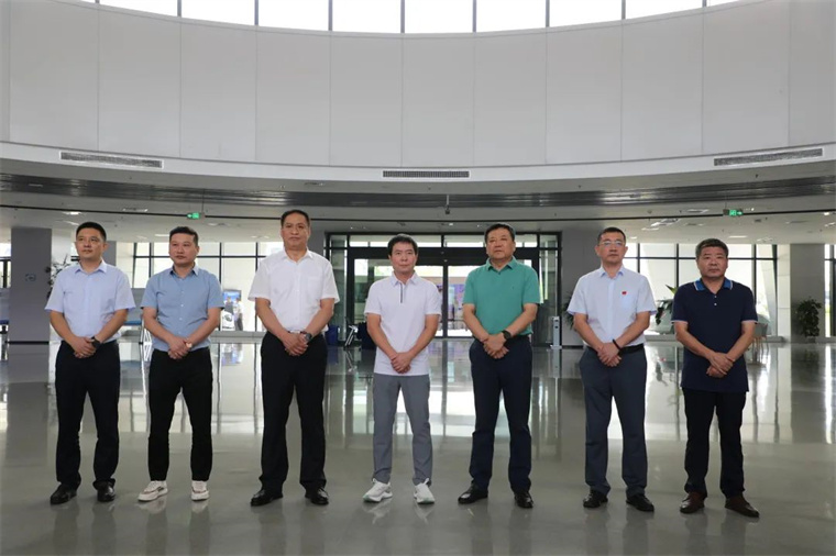 耀世娱乐体育陪同舒华体育来滨考察体育产业发展情况