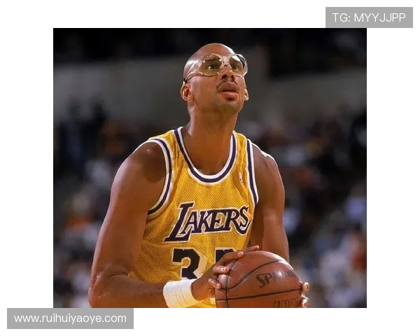 卡里姆·阿布杜尔-贾巴尔多样进攻动作对比乔丹显现内线统治力差异